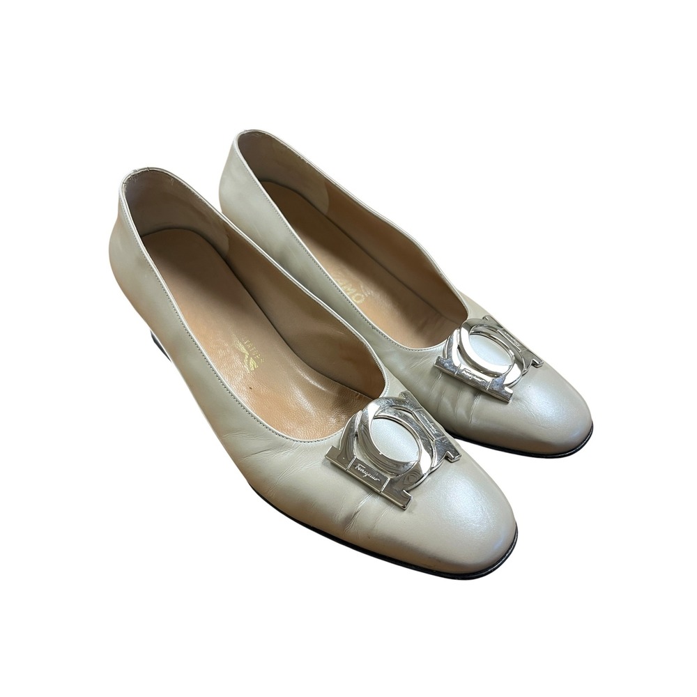Vintage SALVATORE FERRAGAMO Logo Gancini Low Heels 9B Shoes Leather Vintage Chic - Picture 2 of 11